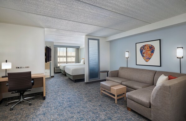 Luxe beddengoed, een bureau, verduisterende gordijnen