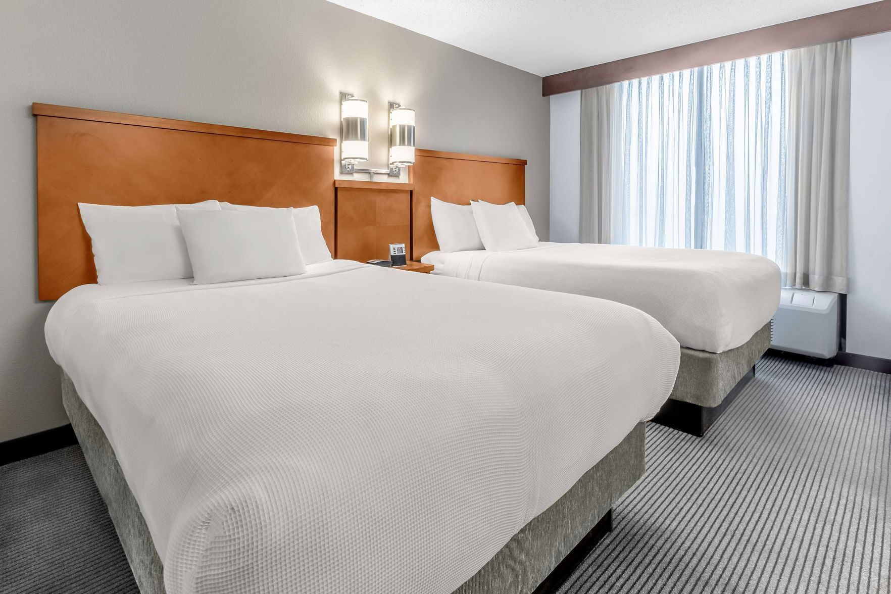 1 dormitorio, ropa de cama de alta calidad, escritorio y cortinas opacas