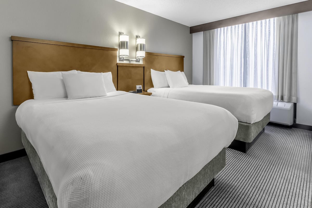 1 Schlafzimmer, hochwertige Bettwaren, Schreibtisch