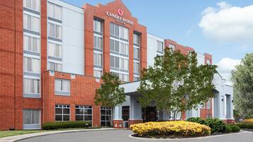 A brick building with a sign reading 'Candlewood Suites.'