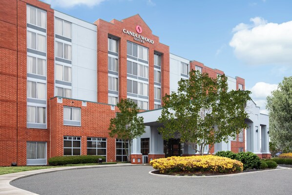 Un edificio de ladrillo con un letrero que dice 'Candlewood Suites'.
