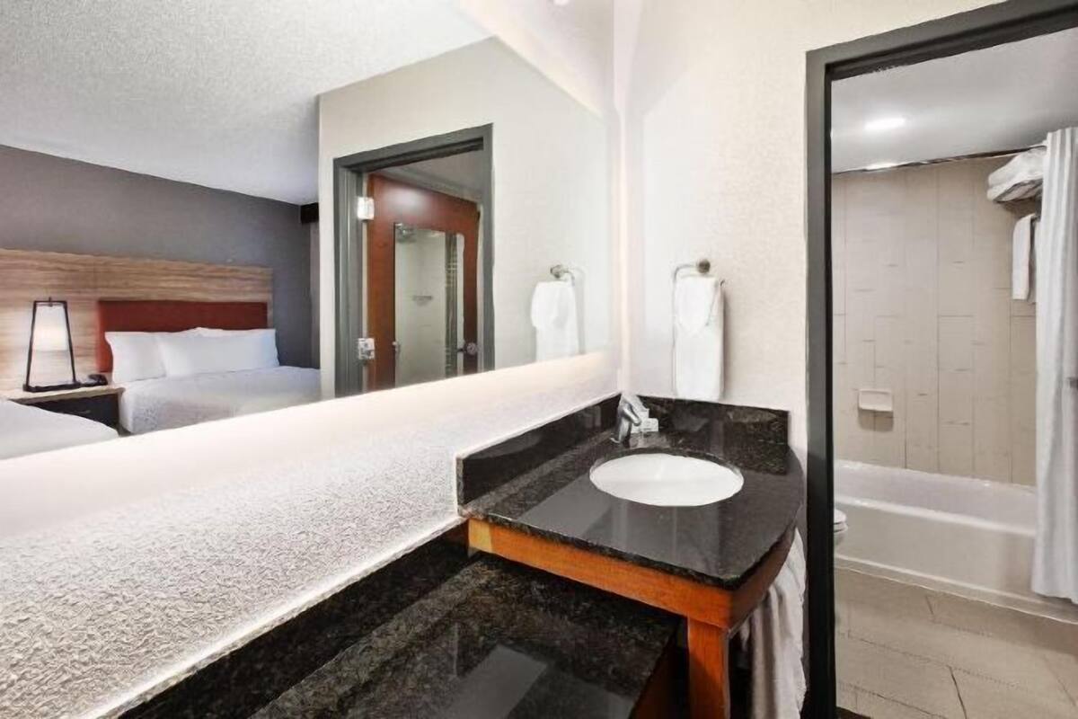 Bathroom | Combined shower/bathtub, designer toiletries, hair dryer, towels