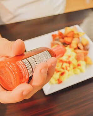 Tägliches Frühstücksbuffet (8 USD pro Person)