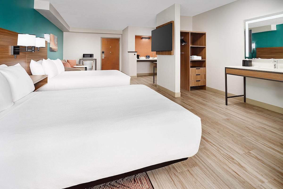 Værelse - 2 dobbeltsenge | Premium-sengetøj, senge med topmadrasser, pengeskab på værelset