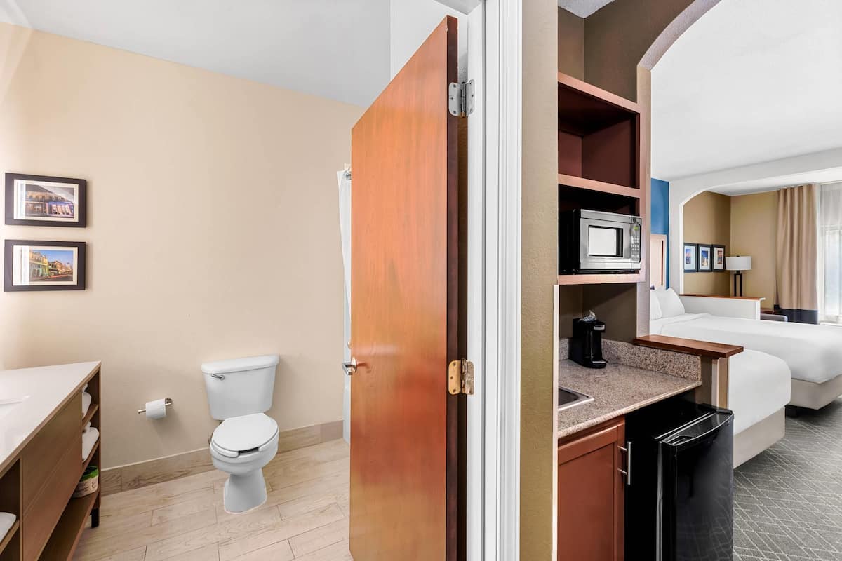 suite, non smoking | premium bedding, pillow-top beds, desk, iron/ironing board