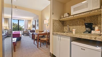 Suite, 2 Queen-Betten, Nichtraucher | Wohnbereich | 32-Zoll-Fernseher mit Kabelempfang