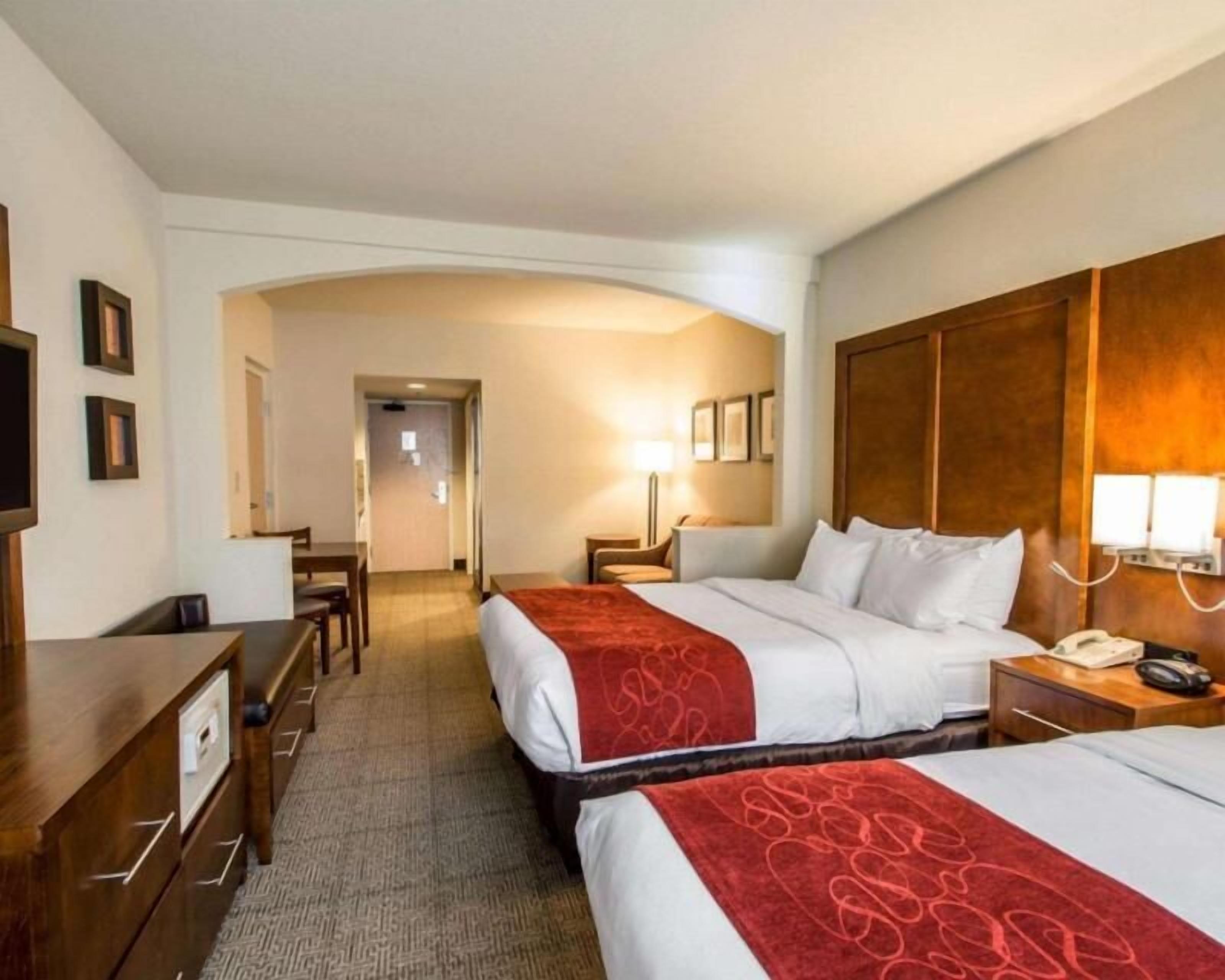 Laptop workspace, blackout drapes, iron/ironing board, free WiFi