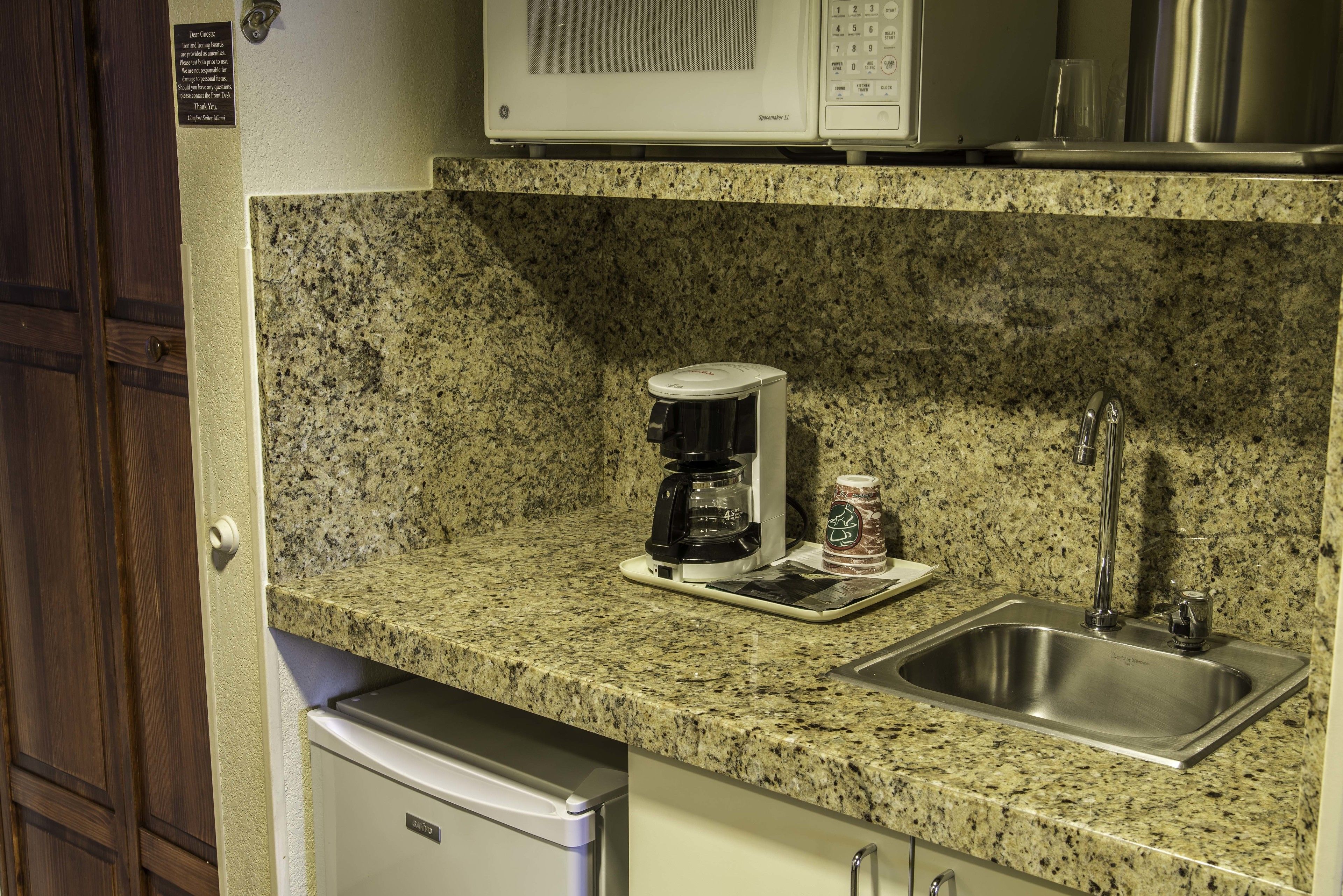 suite, 2 queen beds, non smoking | room amenity