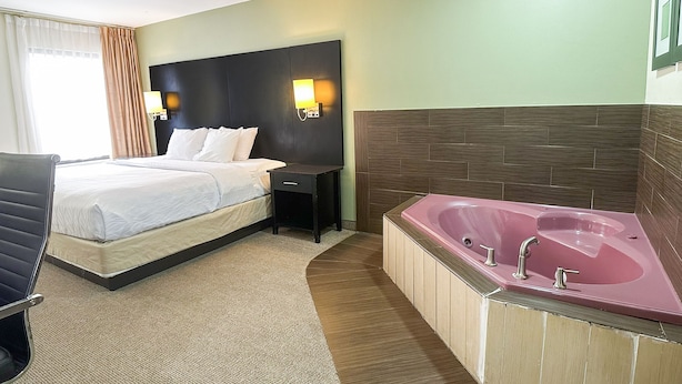 Suite, 1 Bedroom, Jetted Tub | Peralatan tempat tidur premium, meja, seterika/papan seterika 