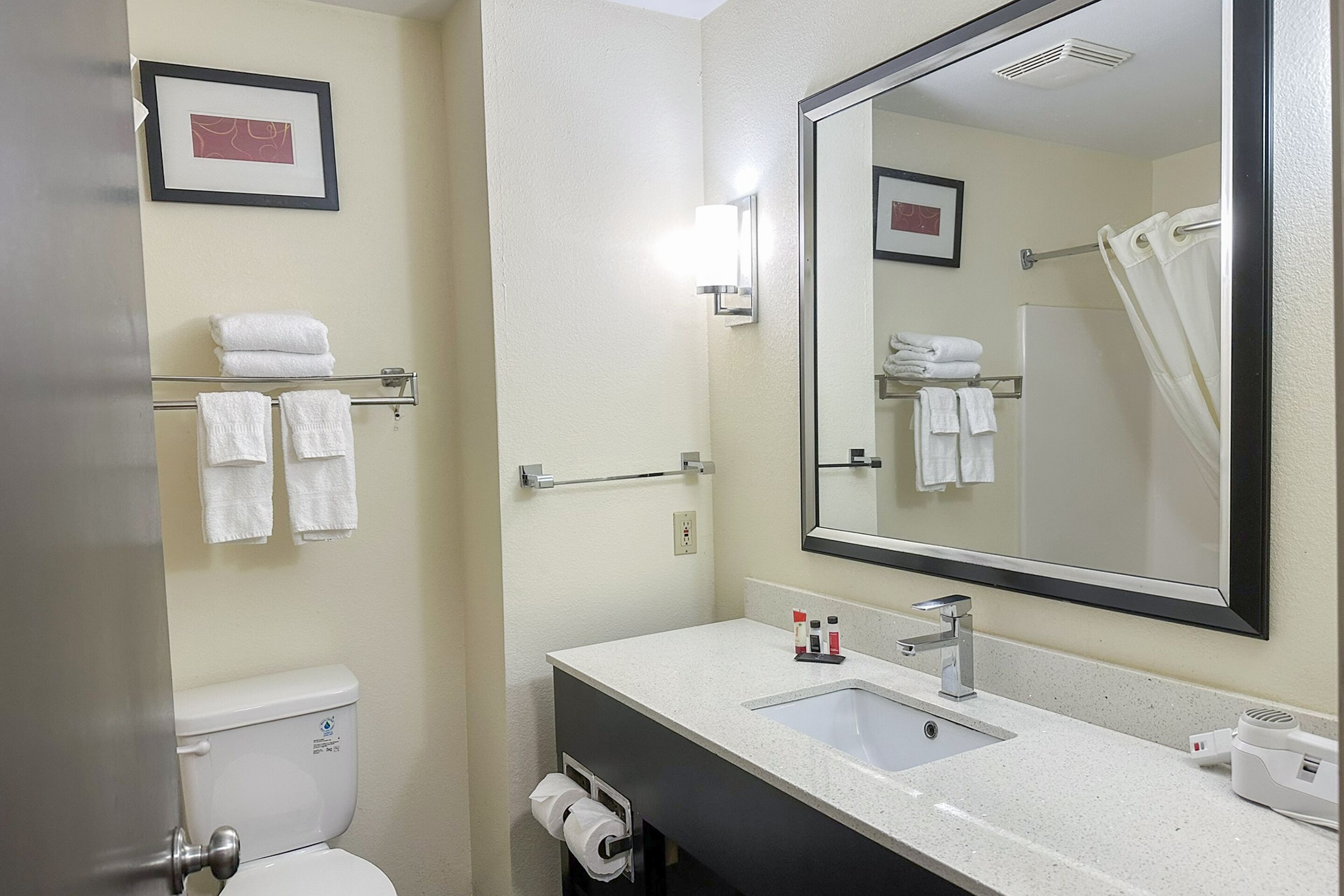 Kamer, 1 kingsize bed | Badkamer | Gratis toiletartikelen, handdoeken, zeep, shampoo