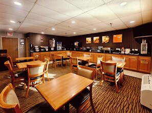 Free daily buffet breakfast  - Comfort Inn Owatonna near Medical Center (Owatonna)