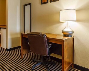 Luxe beddengoed, een laptopwerkplek, verduisterende gordijnen