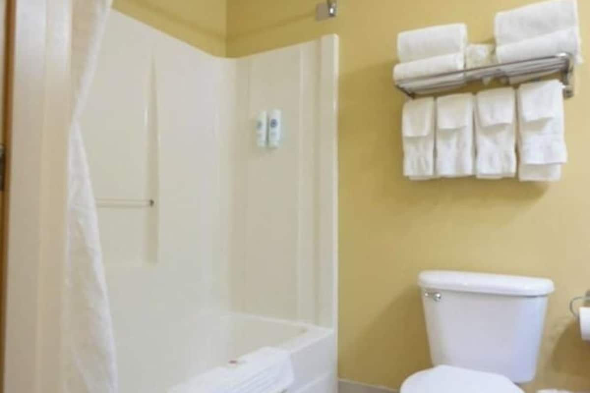 Baño | Tina con regadera y regadera con hidromasaje