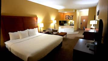 Ropa de cama de alta calidad y espacio para trabajar con laptop