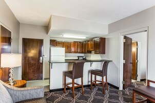 套房, 1 张特大床和 1 张沙发床, 无烟房, 按摩浴缸 | 防过敏的被褥、办公桌、笔记本电脑工作区、遮光窗帘