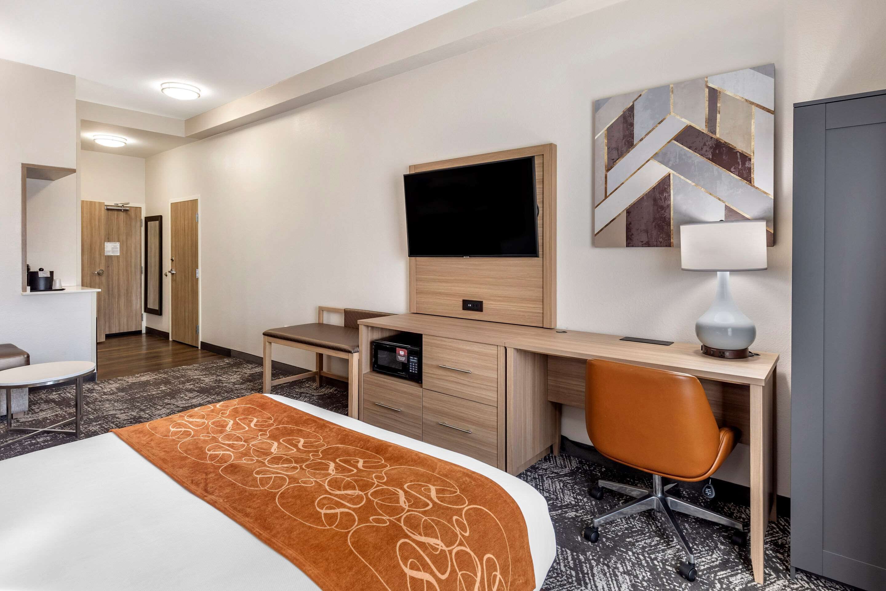 suite, 1 queen bed, accessible, non smoking | desk, blackout curtains, iron/ironing board, free wifi