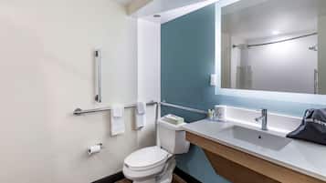Combined shower/bathtub, free toiletries, towels