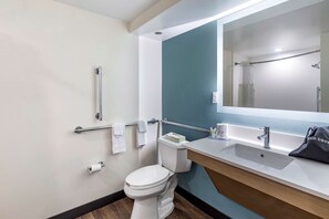Combined shower/tub, free toiletries, towels - Comfort Suites Anderson-Clemson (Anderson)