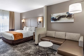 Suite, 1 très grand lit et 1 canapé-lit, accessible aux personnes à mobilité réduite, non-fumeur | Bureau, rideaux d’obscurcissement, fer et planche à repasser