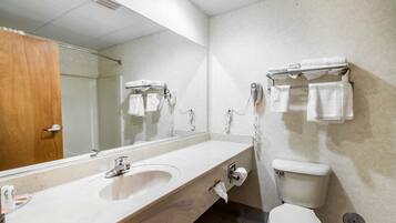 Kombinasi shower/bathtub, pengering rambut, dan handuk