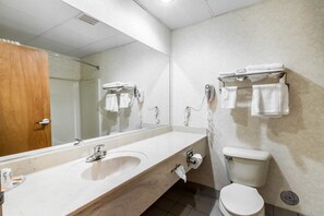 Ducha y bañera combinadas, secador de pelo y toallas