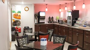 A restaurant with a counter, chairs, and a table. - Quality Inn Clinton - Knoxville North (Clinton)