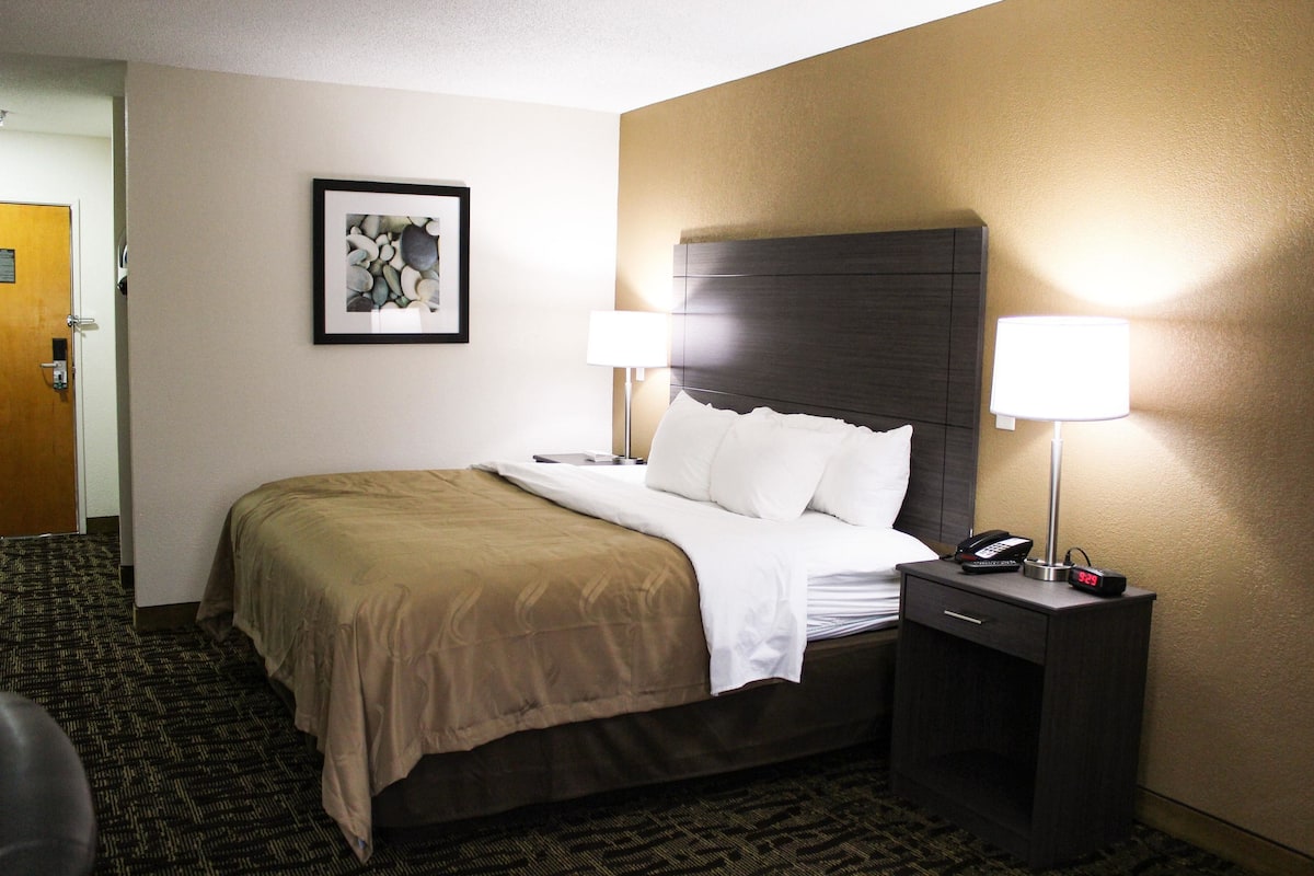 In-room safe, desk, iron/ironing board, free WiFi