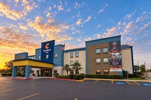 A Comfort Inn hotel with a clear sky and sunset. - Comfort Inn Mission - McAllen West (Mission)