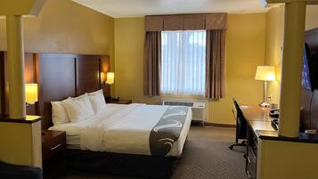 Colchones Tempur-Pedic, escritorio y tabla de planchar con plancha