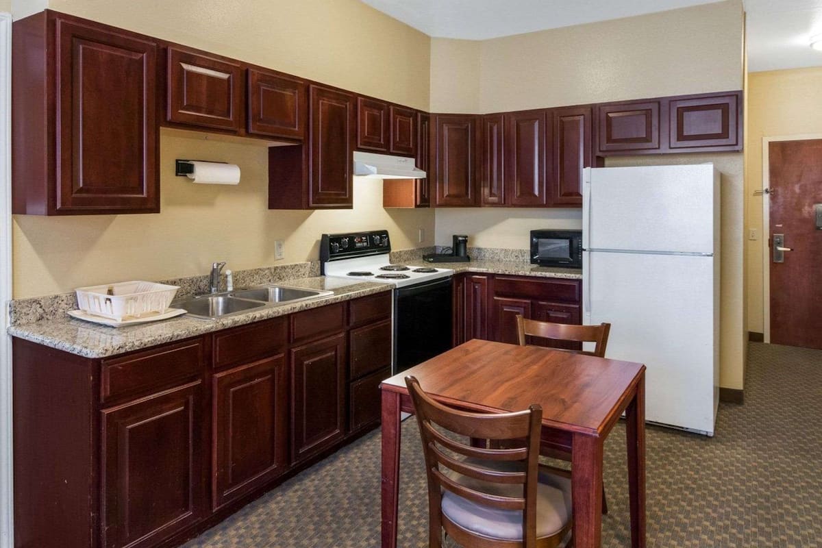 Materassi Tempur-Pedic, una scrivania, ferro/asse da stiro