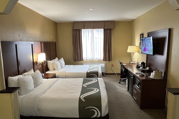 Colchones Tempur-Pedic, escritorio y tabla de planchar con plancha