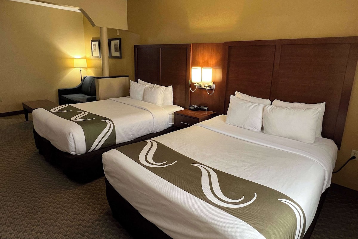 Materassi Tempur-Pedic, una scrivania, ferro/asse da stiro