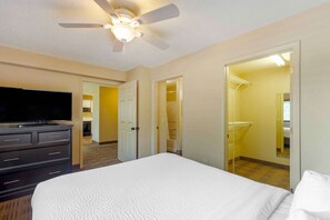 Escritorio, cortinas opacas, tabla de planchar con plancha y wifi gratis