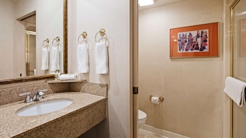 Hydromassage showerhead, free toiletries, hair dryer, towels