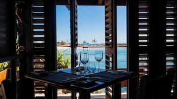 3 restaurants servant le petit déjeuner, le déjeuner et le dîner