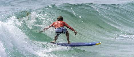 Una persona surfeando una ola.