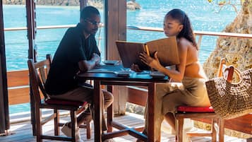 3 restaurants; ze serveren er ontbijt, lunch en diner
