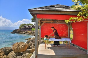 Área de tratamiento exterior, un sauna, una bañera de hidromasaje