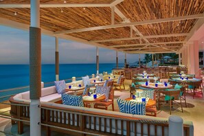 2 Bars/Lounges, Bar im Pool, Poolbar, Strandbar