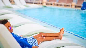 3 utendørsbassenger, bassengtelt (mot betaling) og bassengparasoller