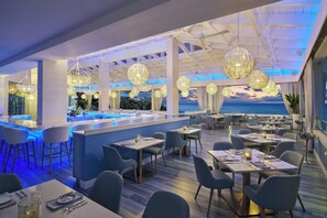 3 restaurantes; se sirven desayunos, comidas, cenas y brunch
