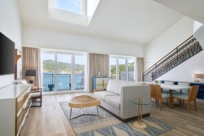 高級寢具、Tempur-Pedic 床墊、房內夾萬、書桌