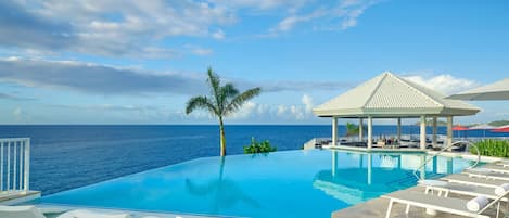 2 bars/lounges, swim-up bar, poolside bar, beach bar