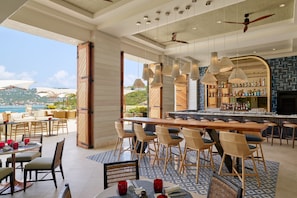 3 restaurants servant le déjeuner, le dîner, le souper et le brunch