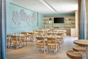 3 restaurants, breakfast, lunch, dinner served; Mediterranean cuisine 