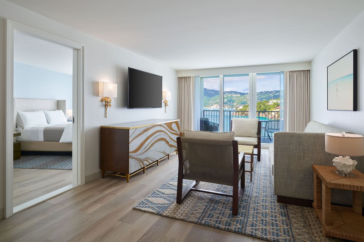 Luxe beddengoed, Tempur Pedic-bedden, een kluis op de kamer, een bureau