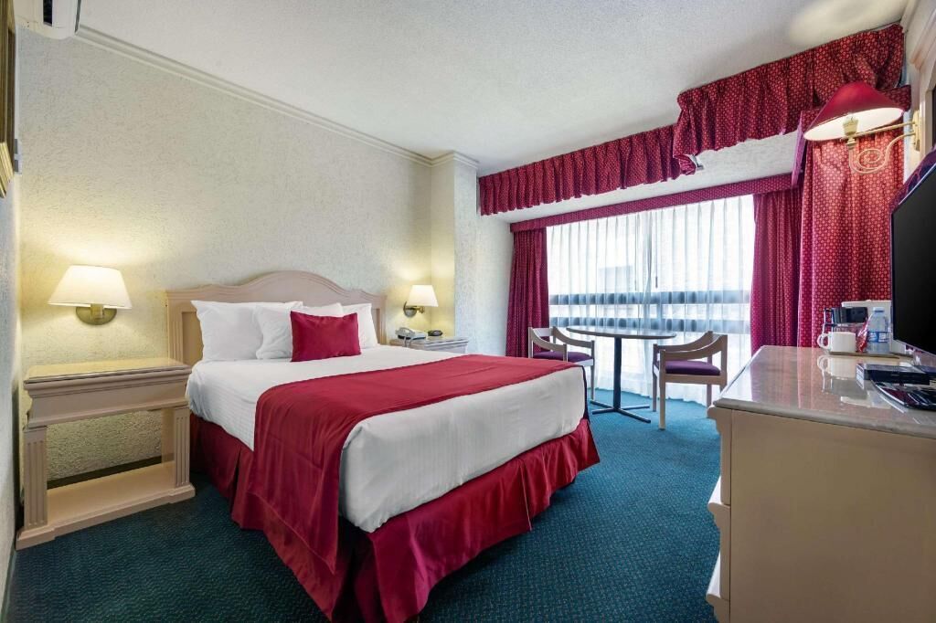 Down comforters, in-room safe, individually furnished, desk