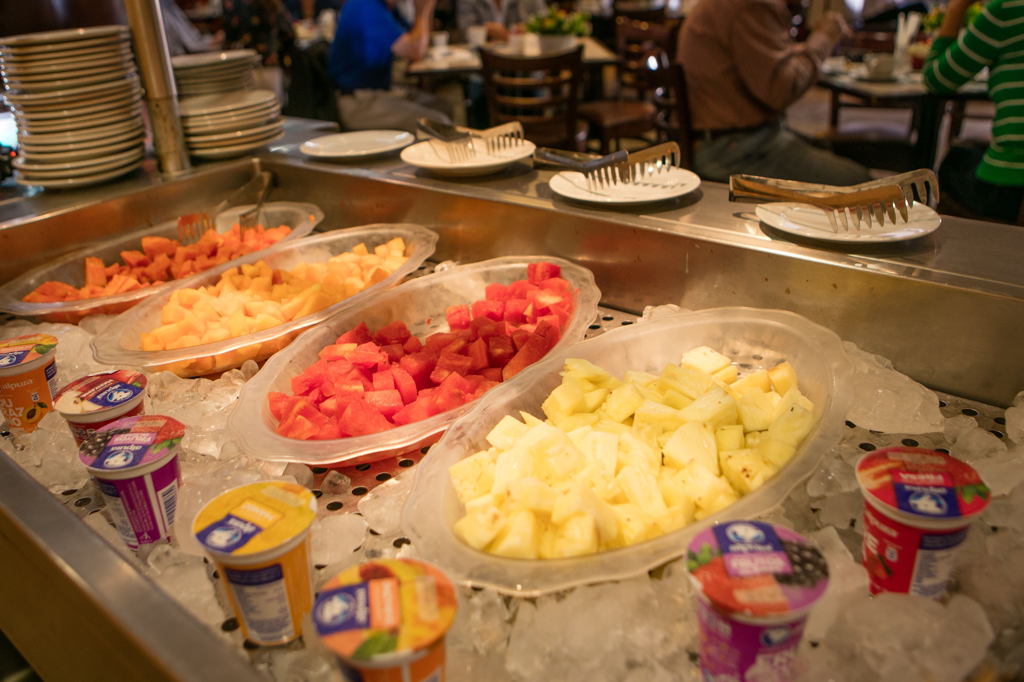Ein Buffet mit verschiedenen Früchten und Joghurtbechern auf Eis.