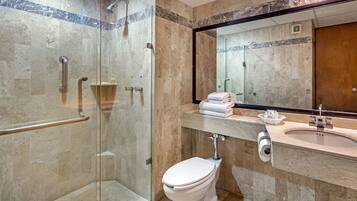 Standaard kamer, 1 queensize bed, niet-roken | Badkamer | Gratis toiletartikelen, een haardroger, handdoeken