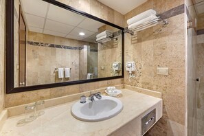 免费洗浴用品、吹风机、毛巾